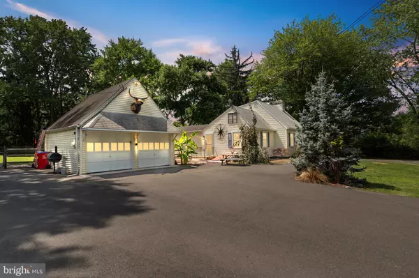 102 E BRISTOL RD, Warminster, PA 18974