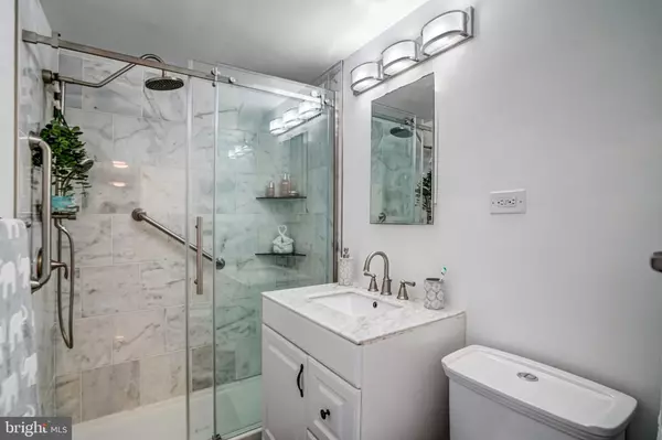 Arlington, VA 22207,4390 LORCOM LN #301