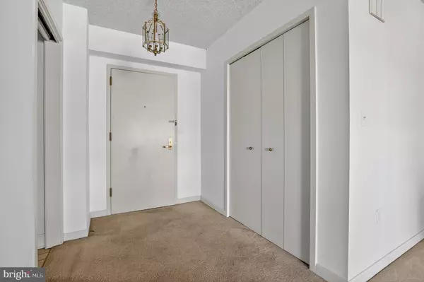 Arlington, VA 22202,1300 CRYSTAL DR #1001S