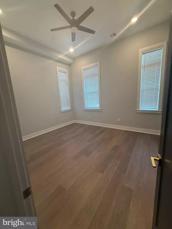 Philadelphia, PA 19128,5830 HENRY AVE #100