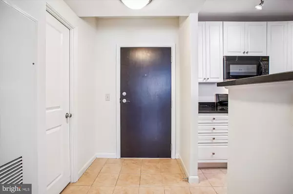 Arlington, VA 22203,851 N GLEBE RD #718