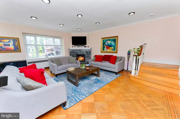 Philadelphia, PA 19119,523 E ALLENS LN