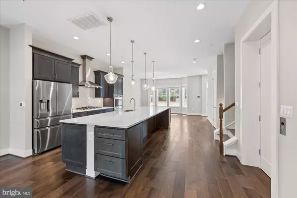 Vienna, VA 22180,129 MARKET SQ NW #2