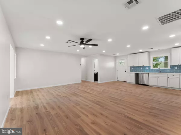 Levittown, PA 19055,23 FLOWER LN