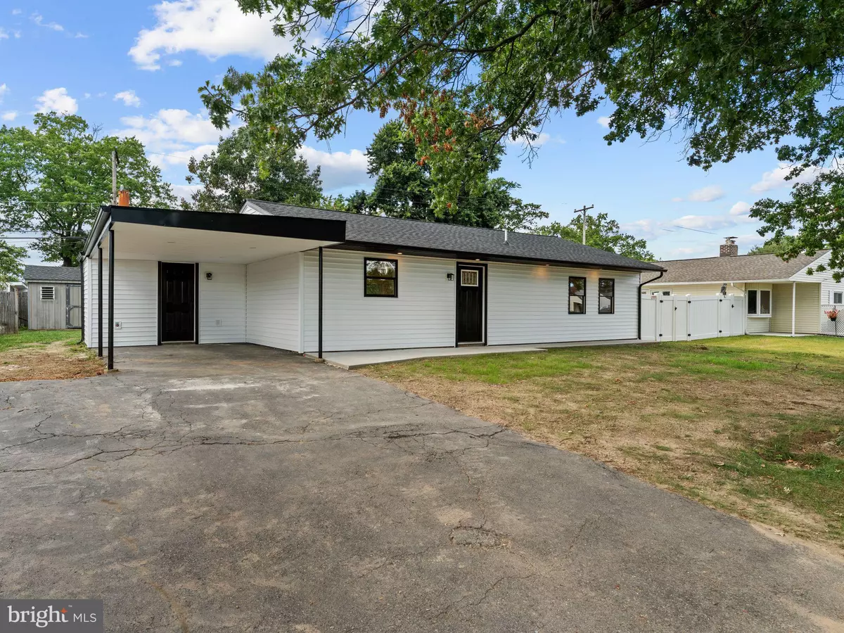 Levittown, PA 19055,23 FLOWER LN