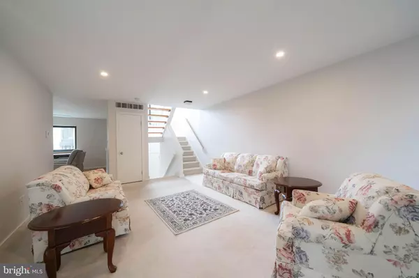 West Chester, PA 19380,392 LYNETREE DR #8-B
