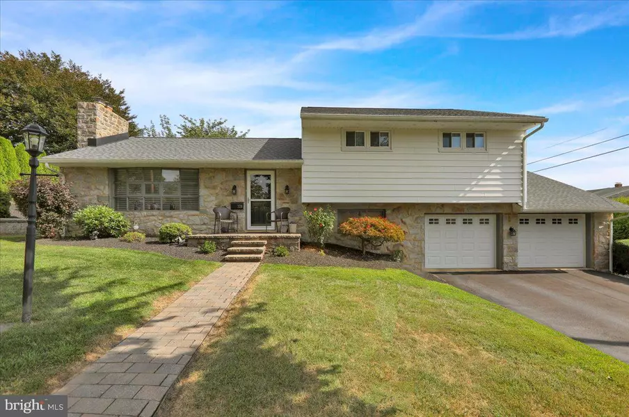 320 PENNSYLVANIA AVE, Shillington, PA 19607