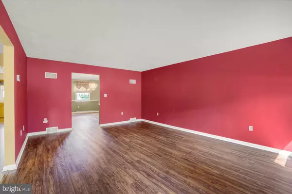 York, PA 17402,2818 CANDLELIGHT DR