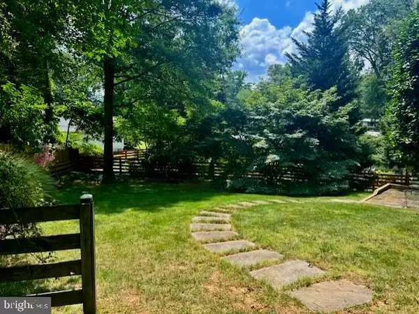 Falls Church, VA 22042,2926 MEADOW VIEW RD