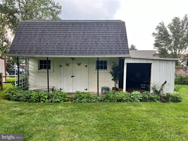 New Holland, PA 17557,724 SCHOOL LN