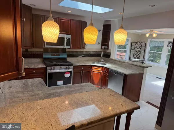 Springfield, VA 22152,8518 FAIRBURN DR