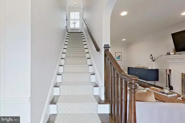 Alexandria, VA 22301,607 W VIEW TER