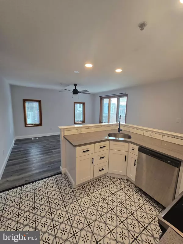 Philadelphia, PA 19127,210 SHURS LANE #4