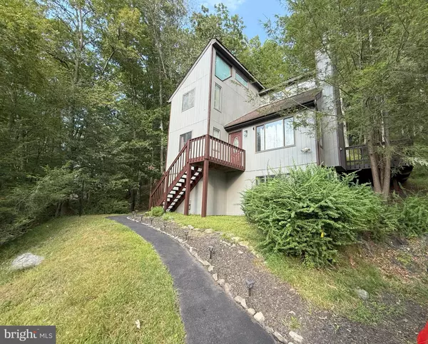 6271 DECKER RD, Bushkill, PA 18324