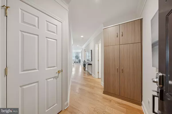 Alexandria, VA 22314,828 SLATERS LN #203