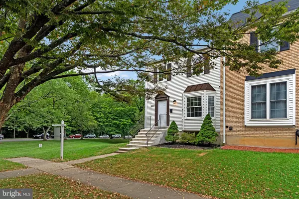 Burke, VA 22015,5950 HERITAGE SQUARE DR