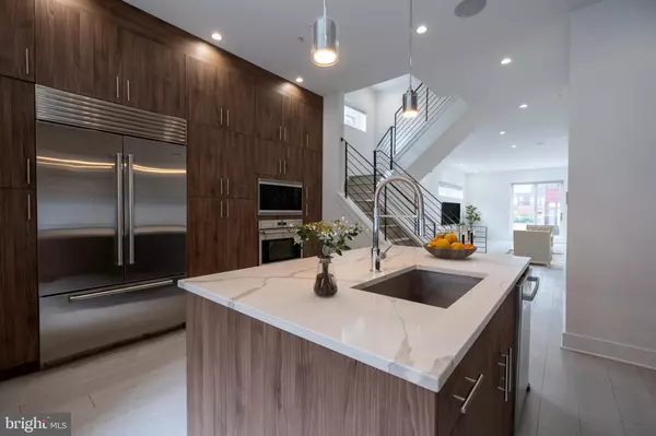 106 SANSOM ST, Philadelphia, PA 19106