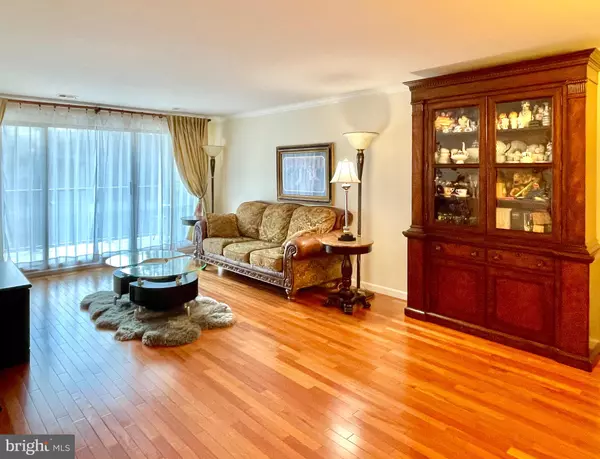 Oakton, VA 22124,2817 JERMANTOWN RD #307