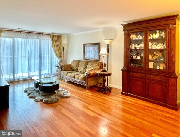 Oakton, VA 22124,2817 JERMANTOWN RD #307