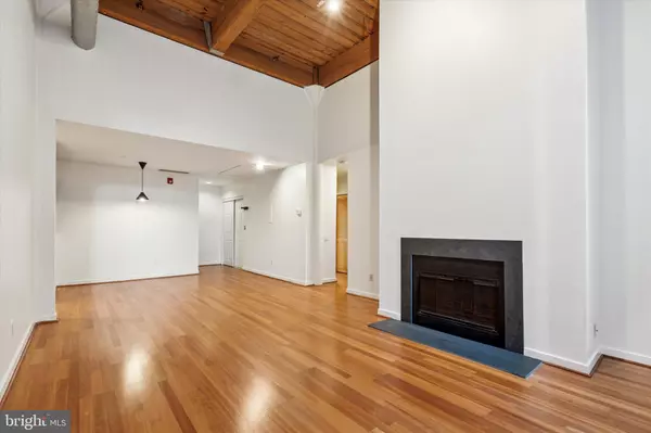 Philadelphia, PA 19106,11 N 2ND ST #102