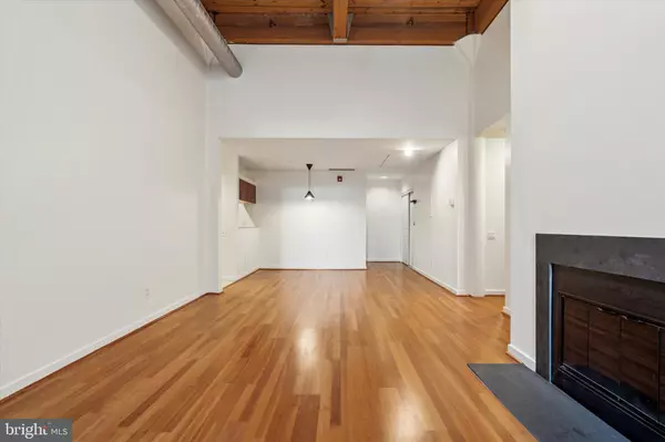 Philadelphia, PA 19106,11 N 2ND ST #102