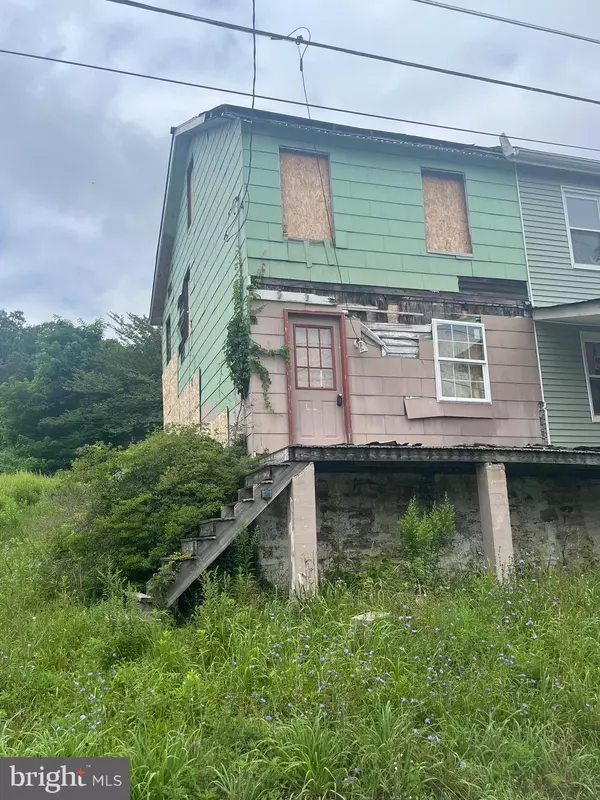 17 MAIN ST, New Philadelphia, PA 17959