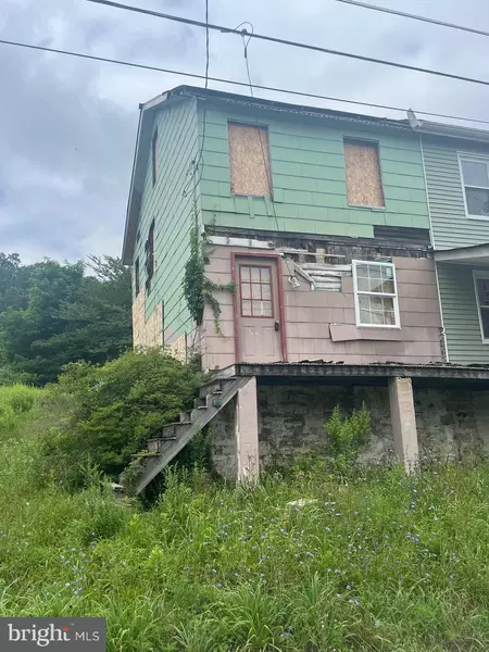 17 MAIN ST, New Philadelphia, PA 17959