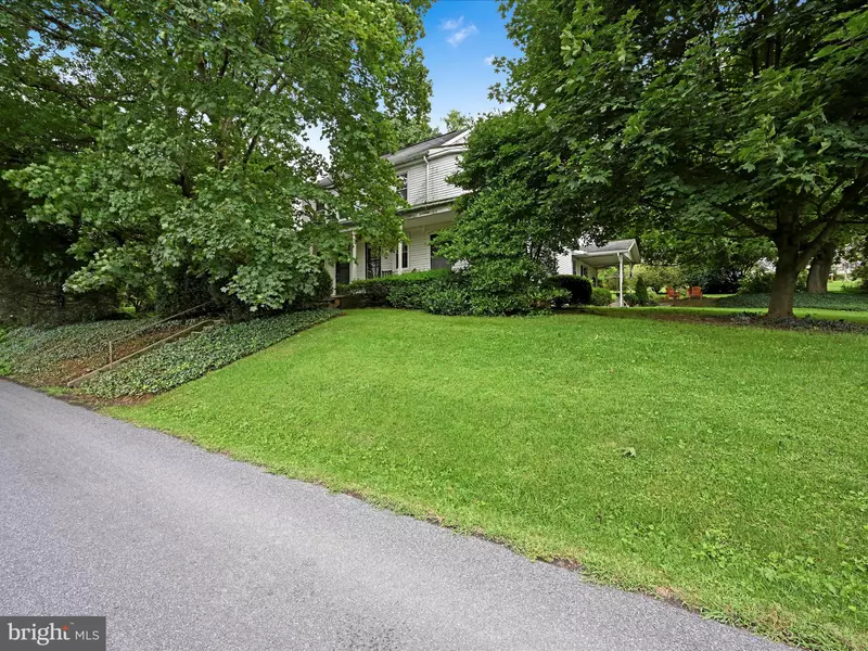 18 ZARTMAN MILL RD, Lititz, PA 17543