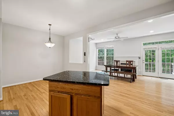 Herndon, VA 20171,13683 SAINT JOHNS WOOD PL