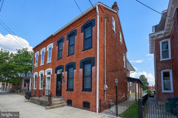 724 WALNUT ST, Columbia, PA 17512