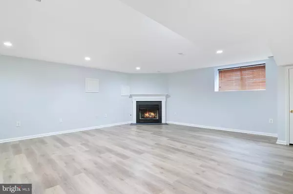 South Amboy, NJ 08879,33 CHIMNEY CT