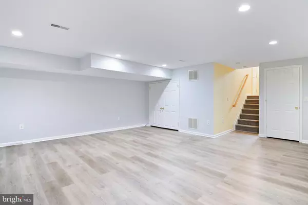 South Amboy, NJ 08879,33 CHIMNEY CT