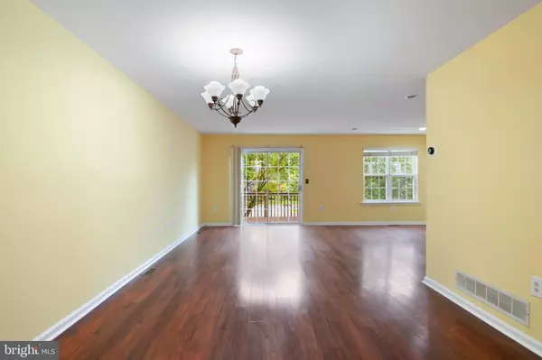 South Amboy, NJ 08879,33 CHIMNEY CT