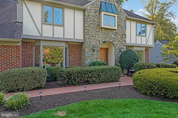 Oakton, VA 22124,10309 HICKORY FOREST DR