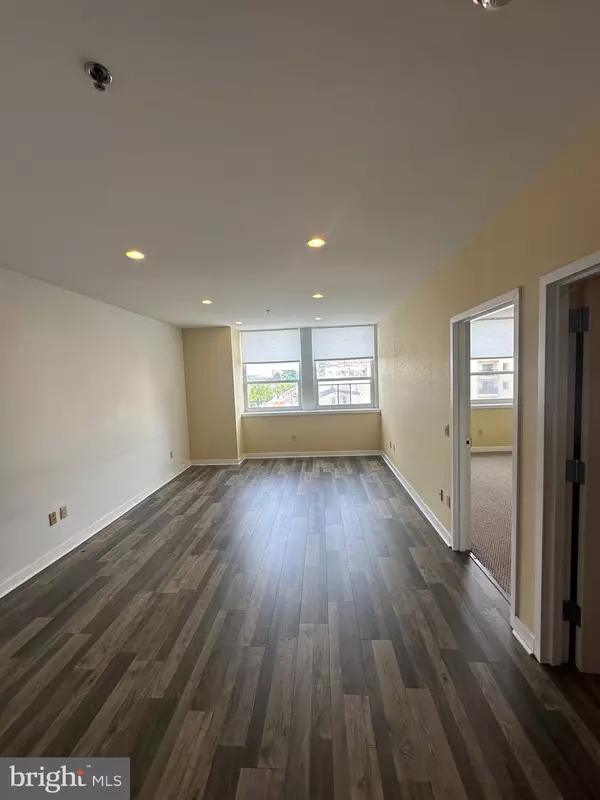 Philadelphia, PA 19107,1100-00 VINE ST #404