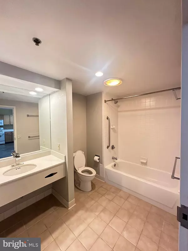 Philadelphia, PA 19107,1100-00 VINE ST #404