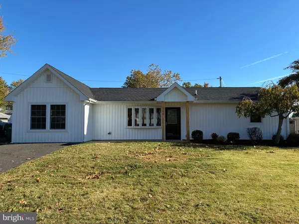 240 GOLDENRIDGE DR, Levittown, PA 19057