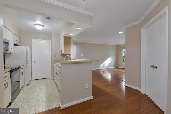Annandale, VA 22003,7711 LAFAYETTE FOREST DR #02