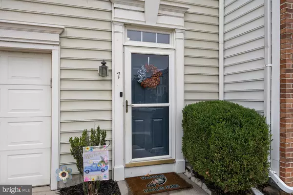 Delran, NJ 08075,7 LILYBERRY PL