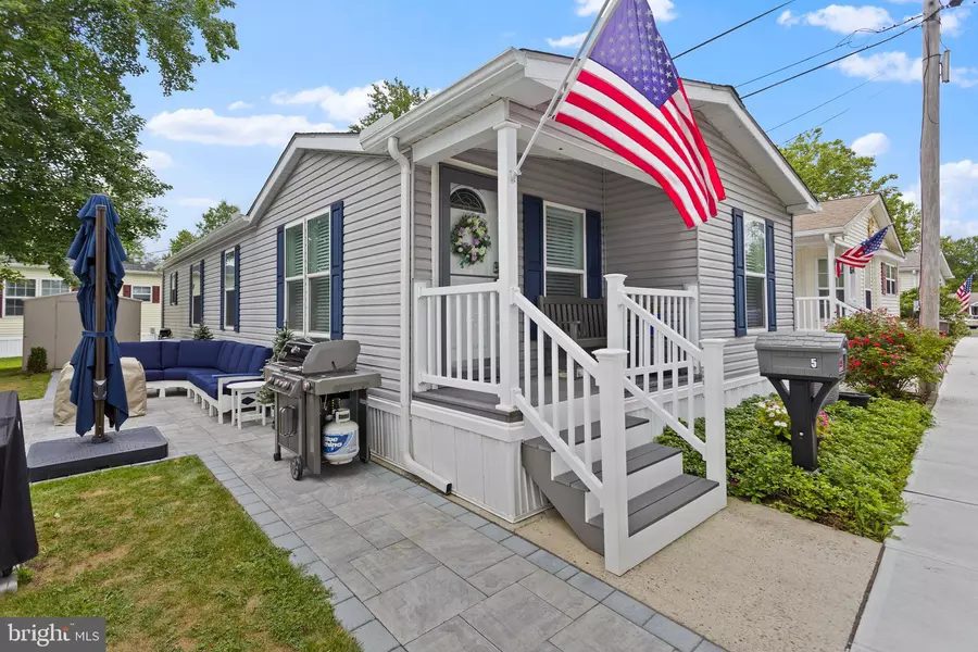 5 FOREST DR, East Windsor, NJ 08520