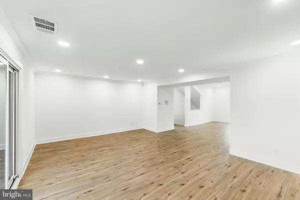 Philadelphia, PA 19114,5008 N CONVENT LN #276