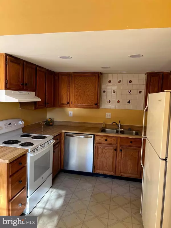 Gaithersburg, MD 20878,401 FLEECE FLOWER DR