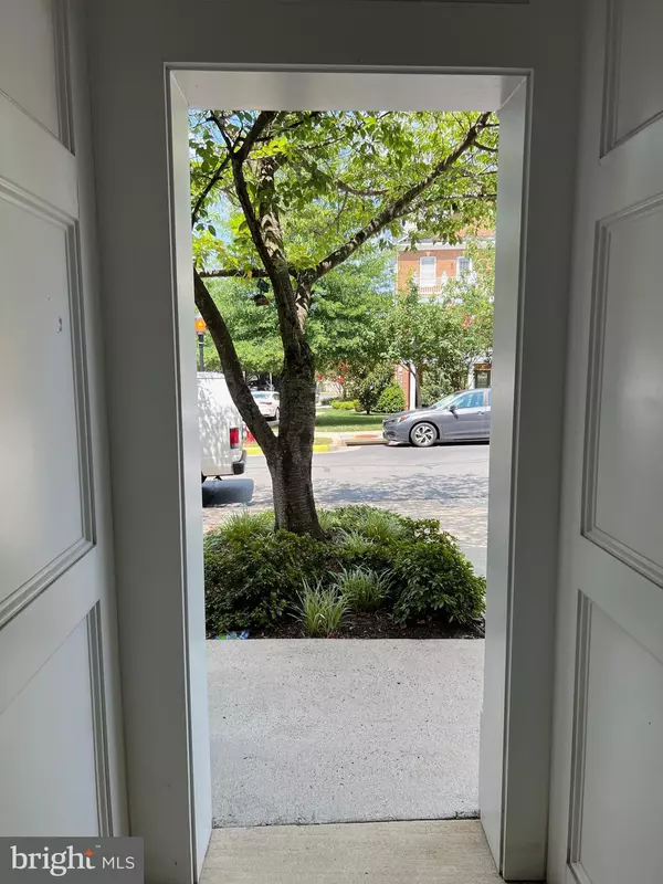 Fairfax, VA 22030,11463 E GALLIEC ST #35