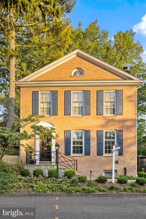 2810 NORTH GLADE ST NW, Washington, DC 20016