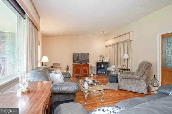 Audubon, NJ 08106,215 E LAKE DR