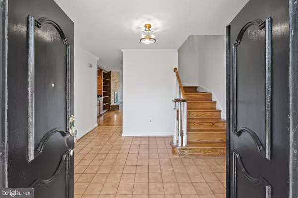 Mclean, VA 22102,8426 HOLLY LEAF DR