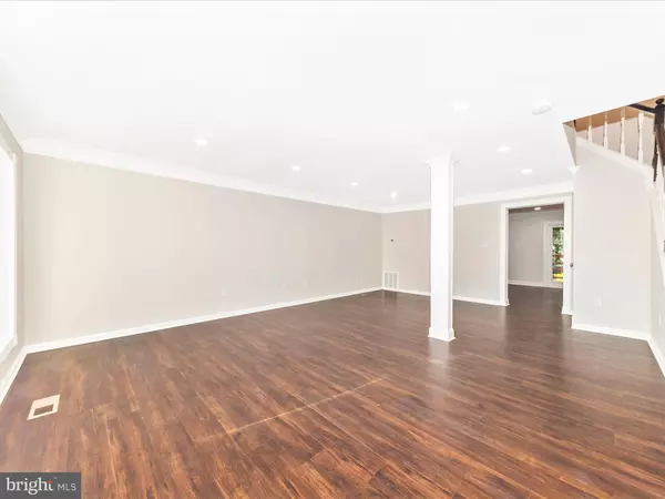 Gaithersburg, MD 20877,110 MIDDLE POINT CT