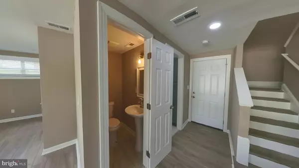 Waldorf, MD 20601,2050 NIKE DR #4