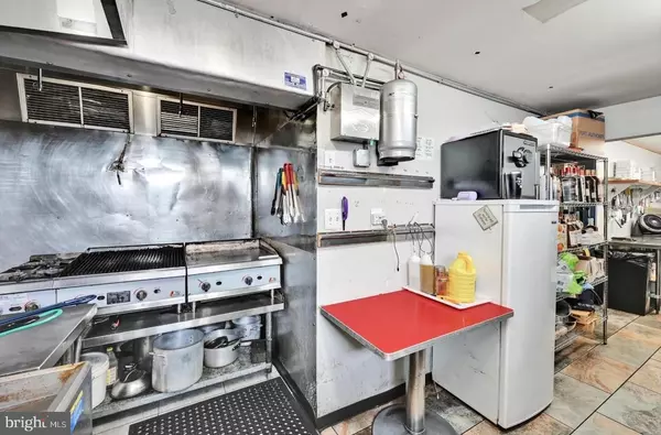 Frackville, PA 17931,10 W OAK ST