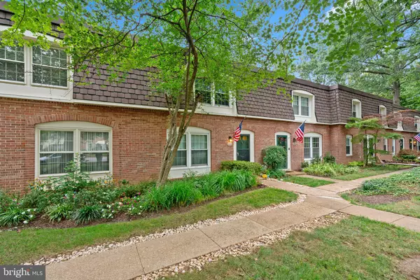 Springfield, VA 22152,8210 CARRLEIGH PKWY #6